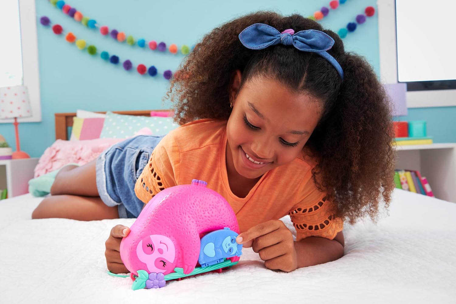Polly Pocket Faultierfamilie 2-in-1 Taschenschatulle - Tropisches Abenteuer mit 12 Accessoires, Dschungelspielbereiche und versteckter Strand, für Kinder ab 4 Jahren