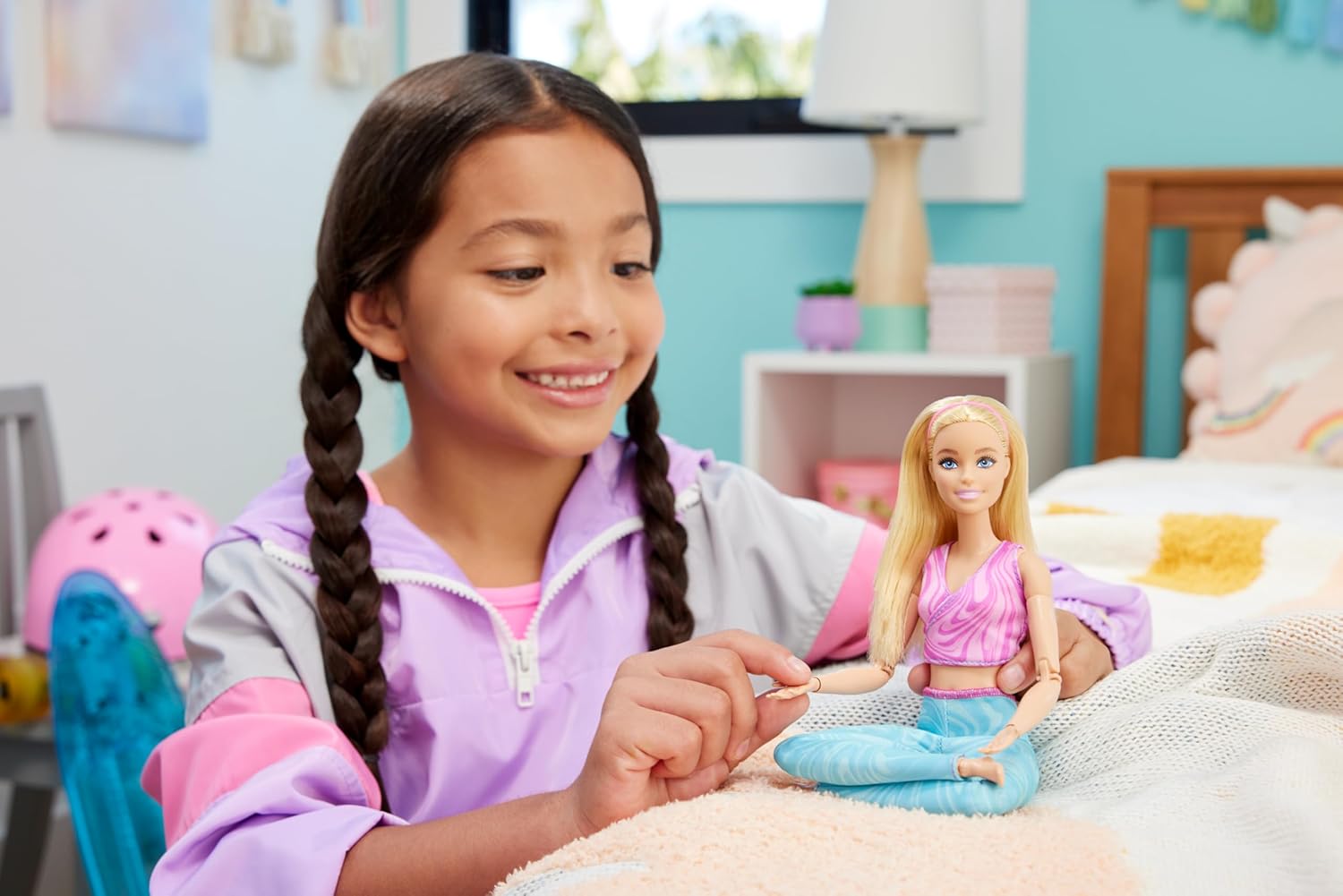 Barbie Made-to-Move-Modepuppe mit blondem Haar, abnehmbarem pinkfarbenen Sportoberteil und Blauer Yogahose, 22 bewegliche Gelenke